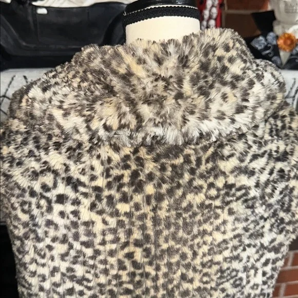 Johnston & Murphy Leopard Print Faux Fur Vest - Picture 8 of 9